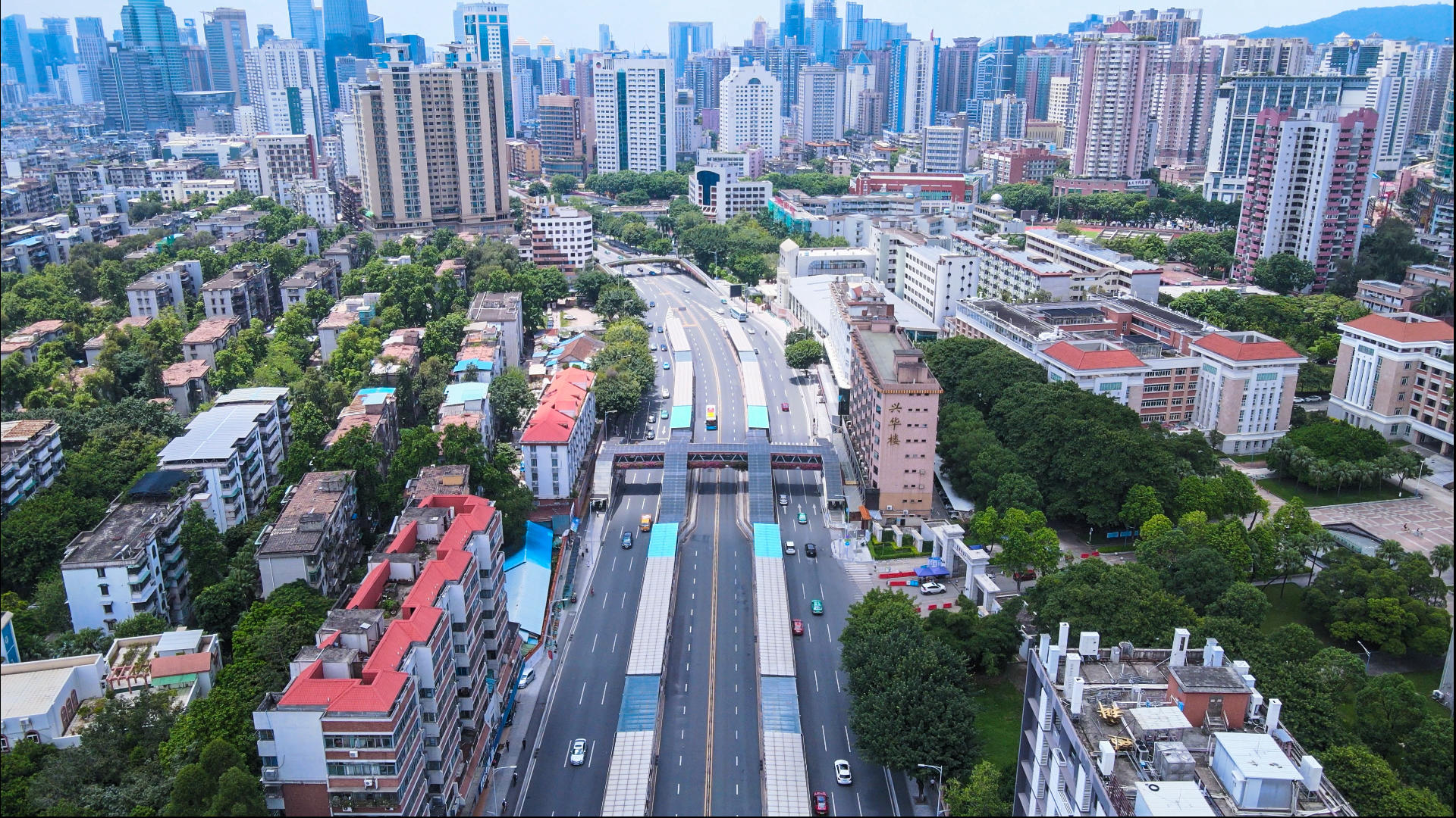 4k高清航拍广州城市BRT公交站台公交系统视频的预览图