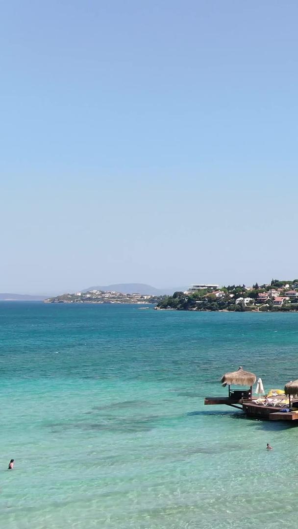 航拍爱琴海海岸沙滩休闲度假视频的预览图