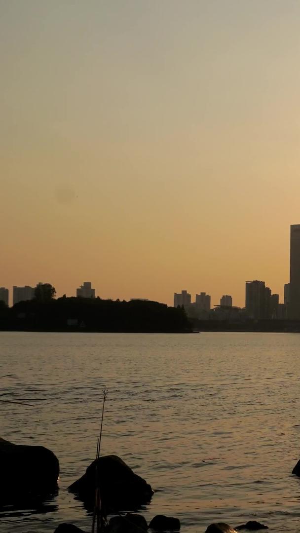 实拍美丽城市夕阳落日延时摄影视频的预览图