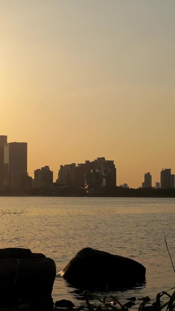 实拍美丽城市夕阳落日延时摄影视频的预览图