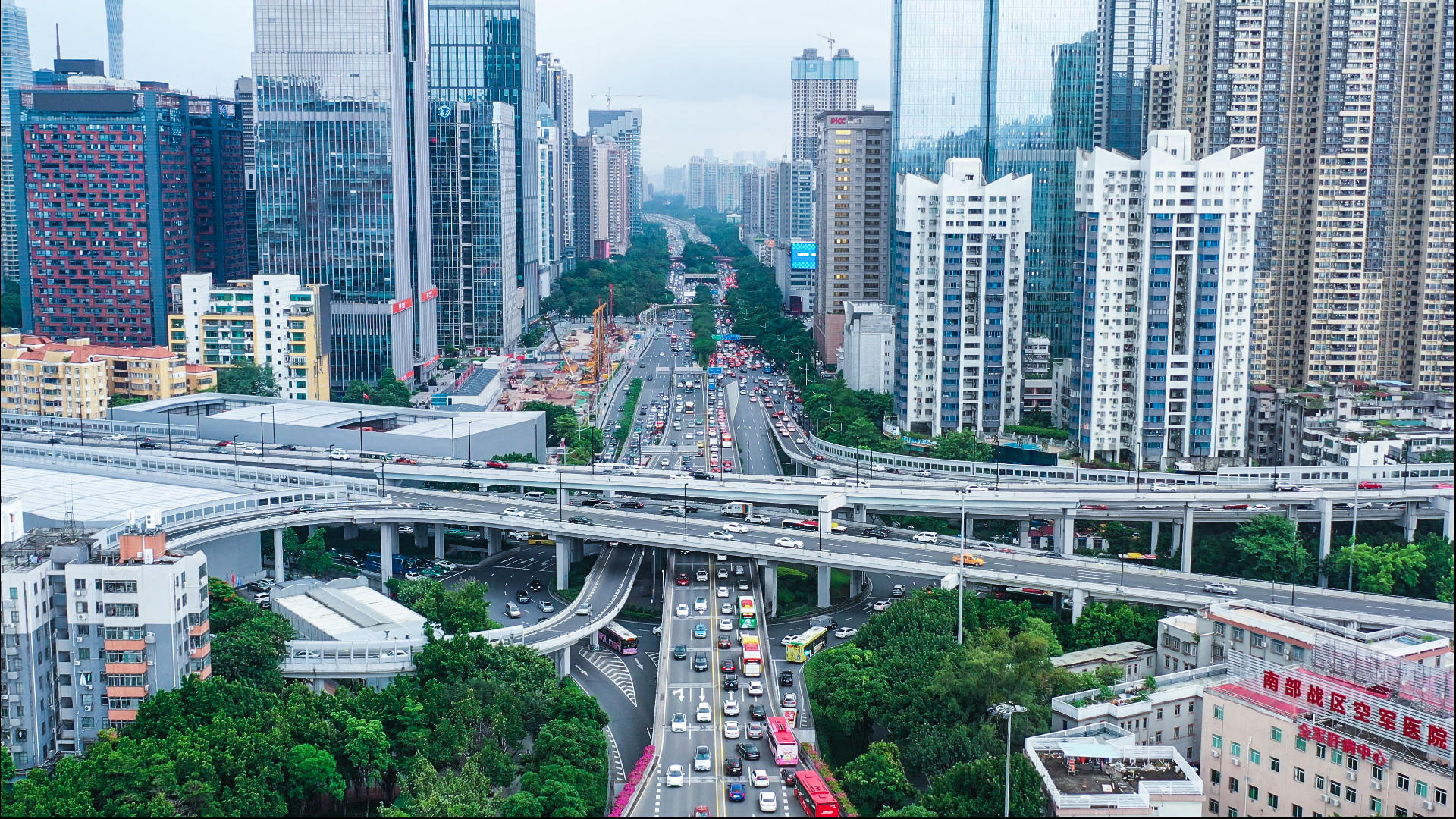 4k高清航拍广州中山一立交城市交通下班高峰视频的预览图