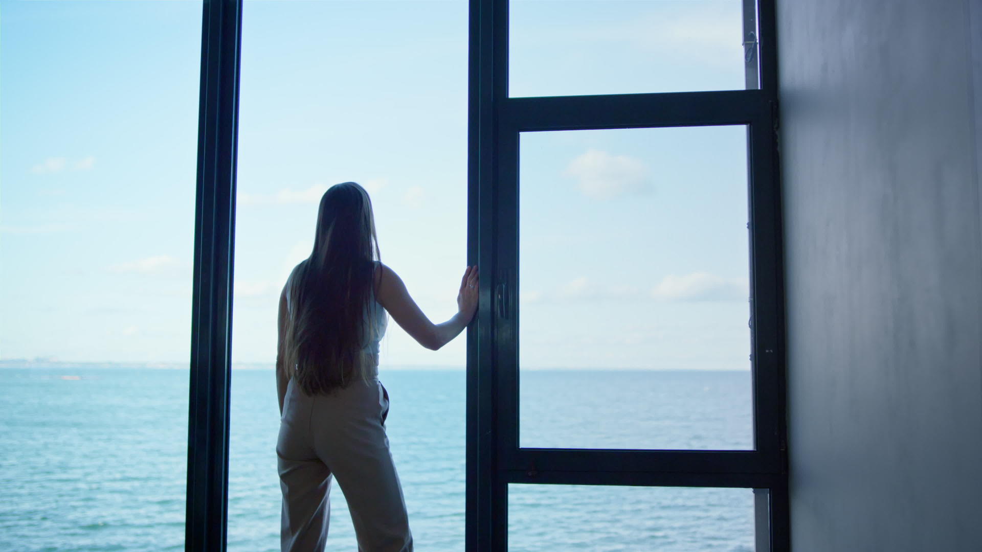 孤独的女人在全景窗口思考问题视频的预览图