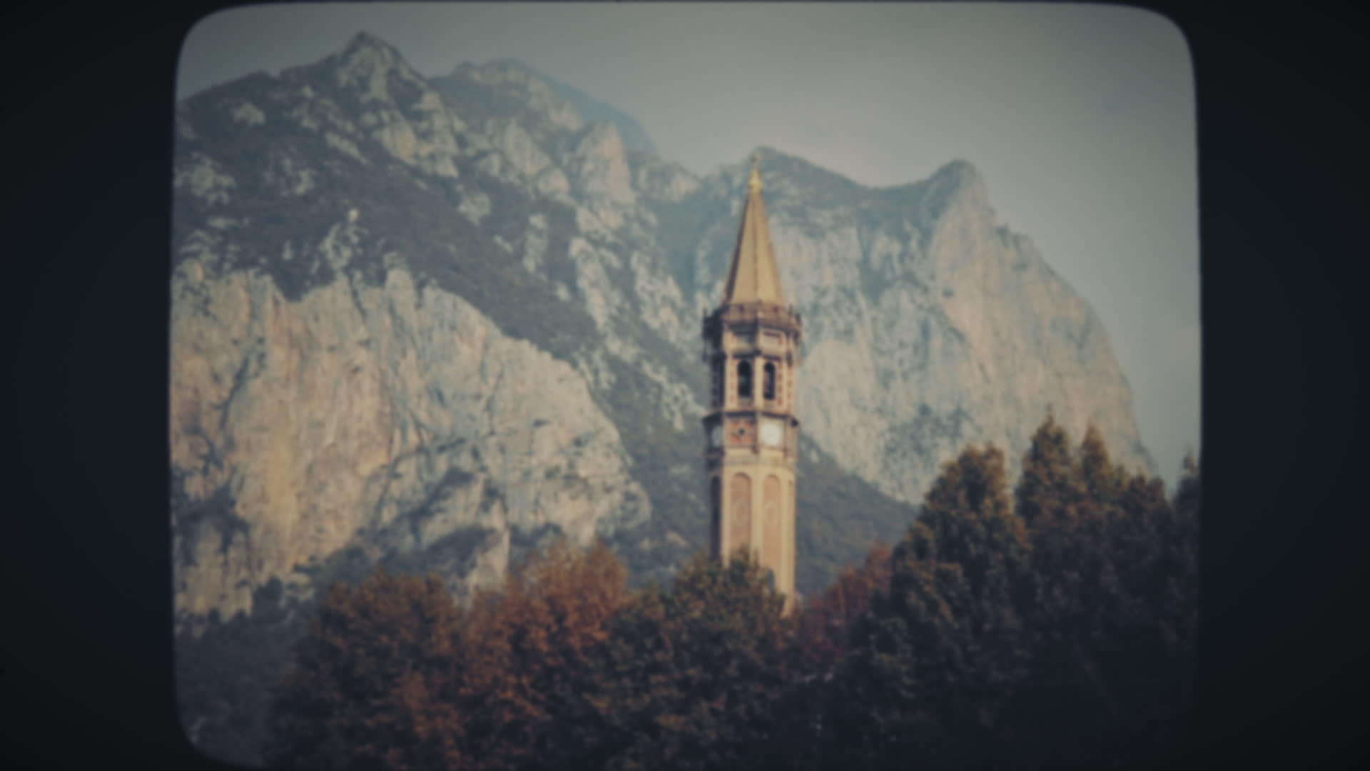 美丽的旧教堂尖塔在意大利视频的预览图