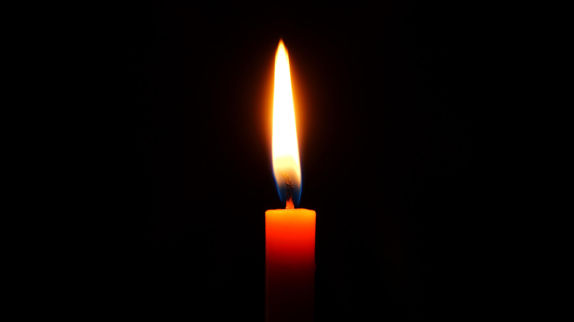 4K红色喜庆蜡烛烛火烛光燃烧吹灭蜡烛视频的预览图