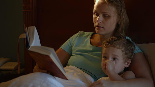 母亲和儿子睡觉前视频的预览图