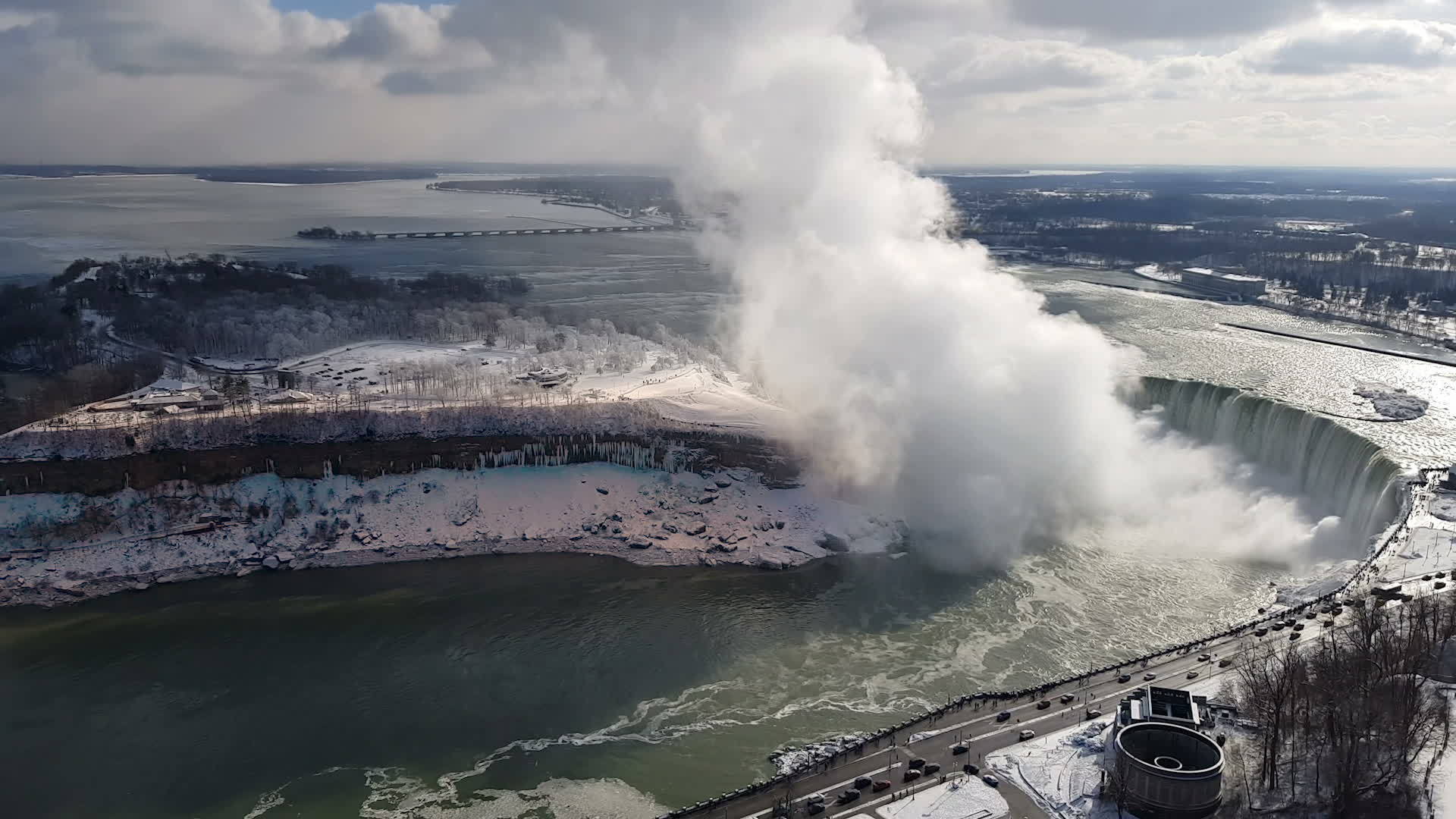 Niagara在一天的瀑布下俯瞰着水流视频的预览图