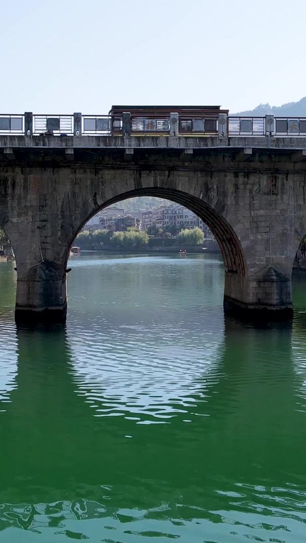 航空无人机穿桥过桥古镇视频的预览图