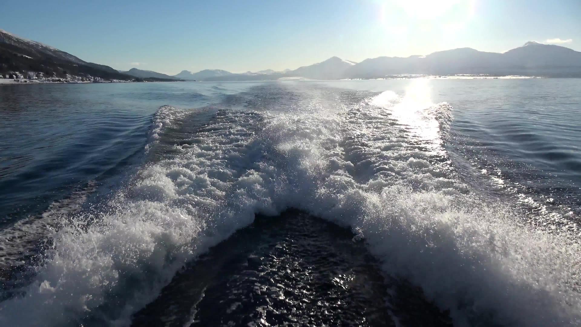 机动船的波浪视频的预览图
