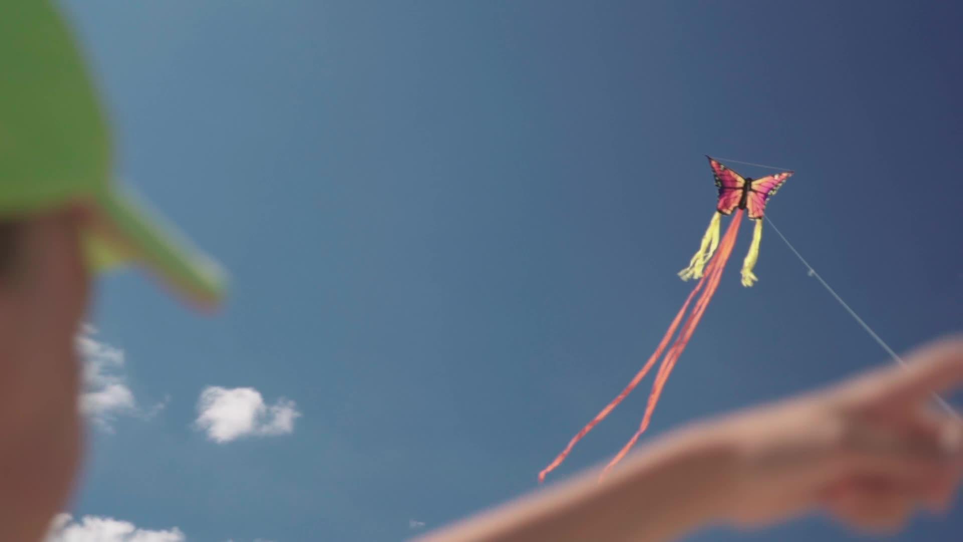 五颜六色的风筝慢慢地在水晶蓝天中飞翔；视频的预览图