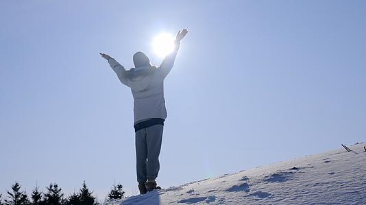 4K雪景冬天美女展开拥抱太阳视频的预览图
