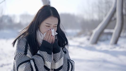4K擤鼻涕感冒冬天气温寒冷视频的预览图