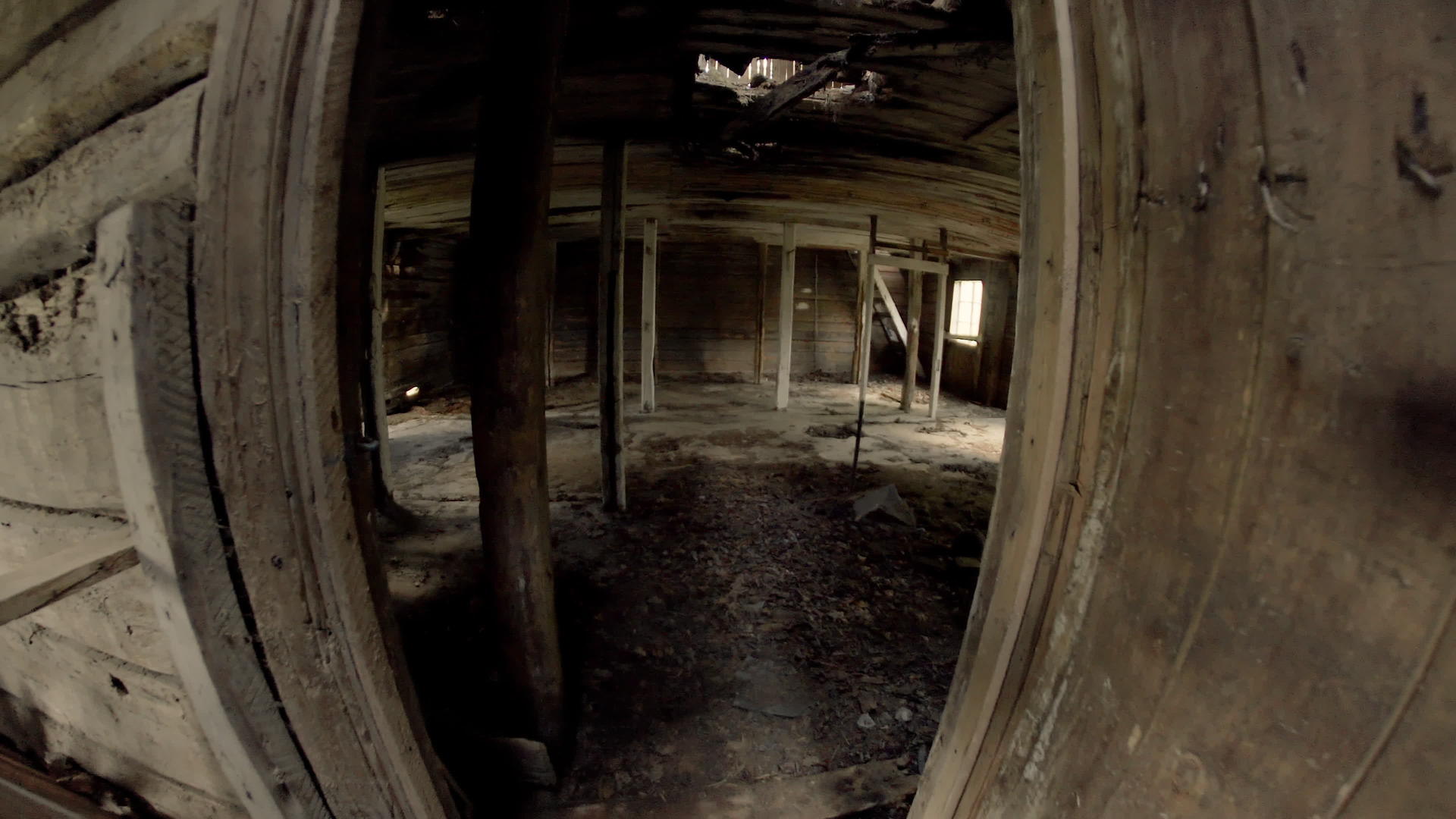 令人毛骨悚然的废弃农舍地下室视频的预览图