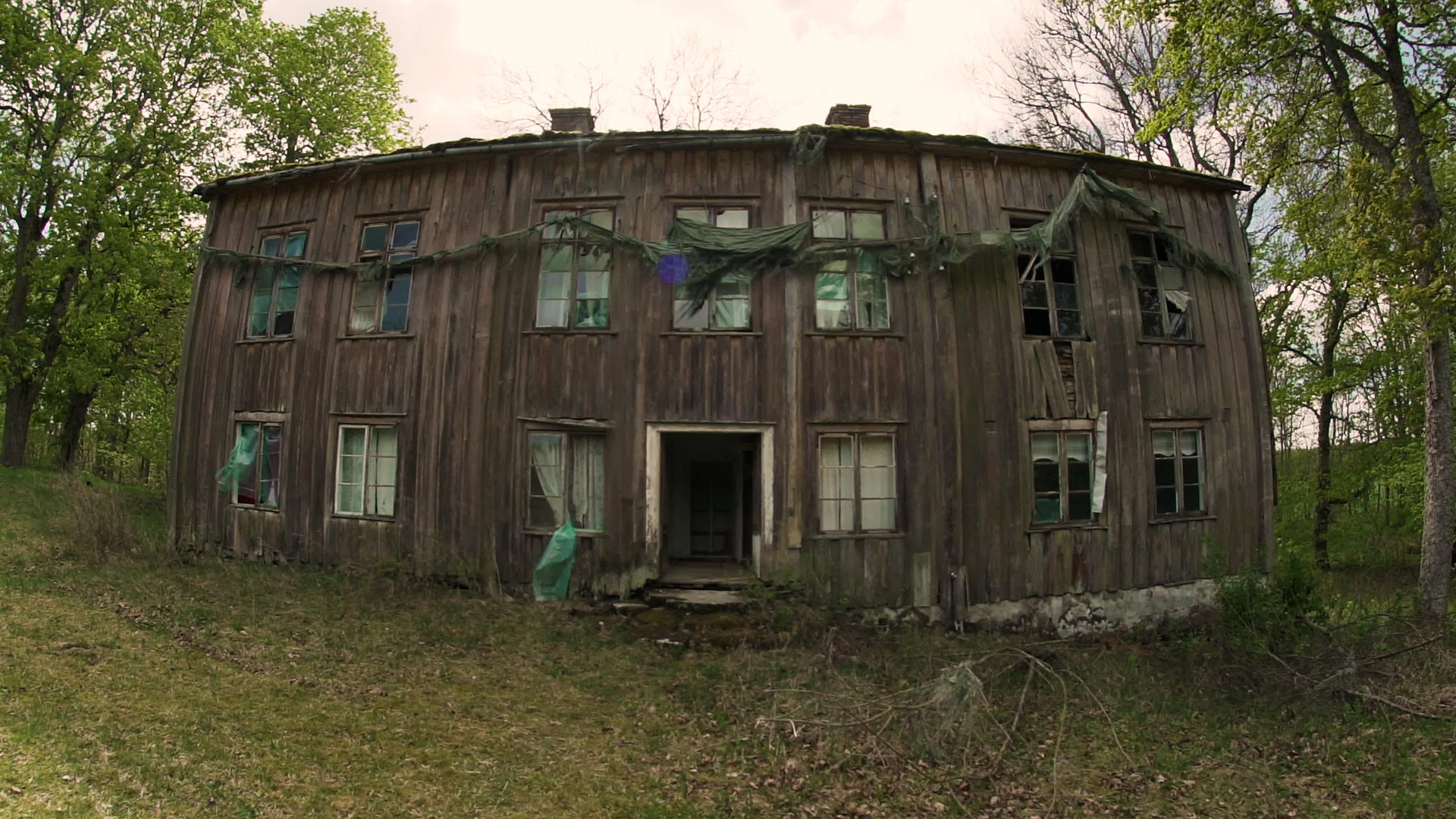 进入一座令人毛骨悚然的废弃房屋视频的预览图