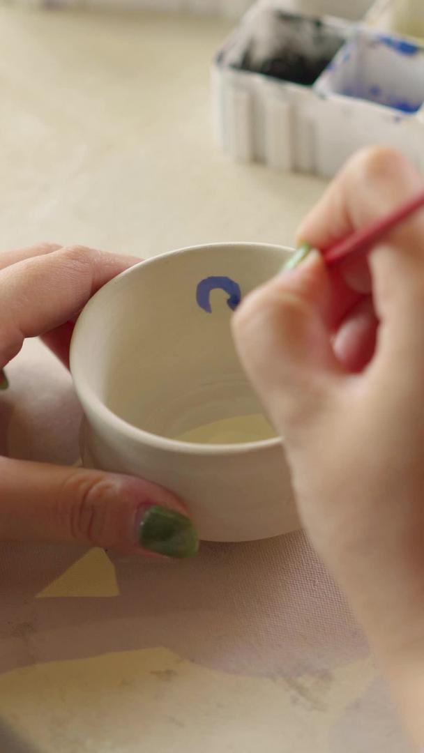 陶瓷陶罐内部上色绘画特写视频的预览图