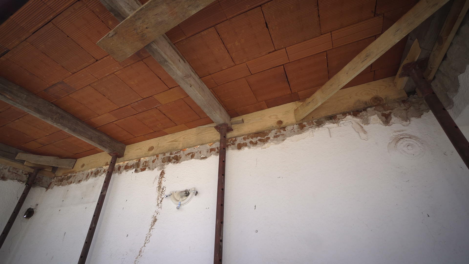 木制关窗配有木制关窗用于铸造水泥板视频的预览图