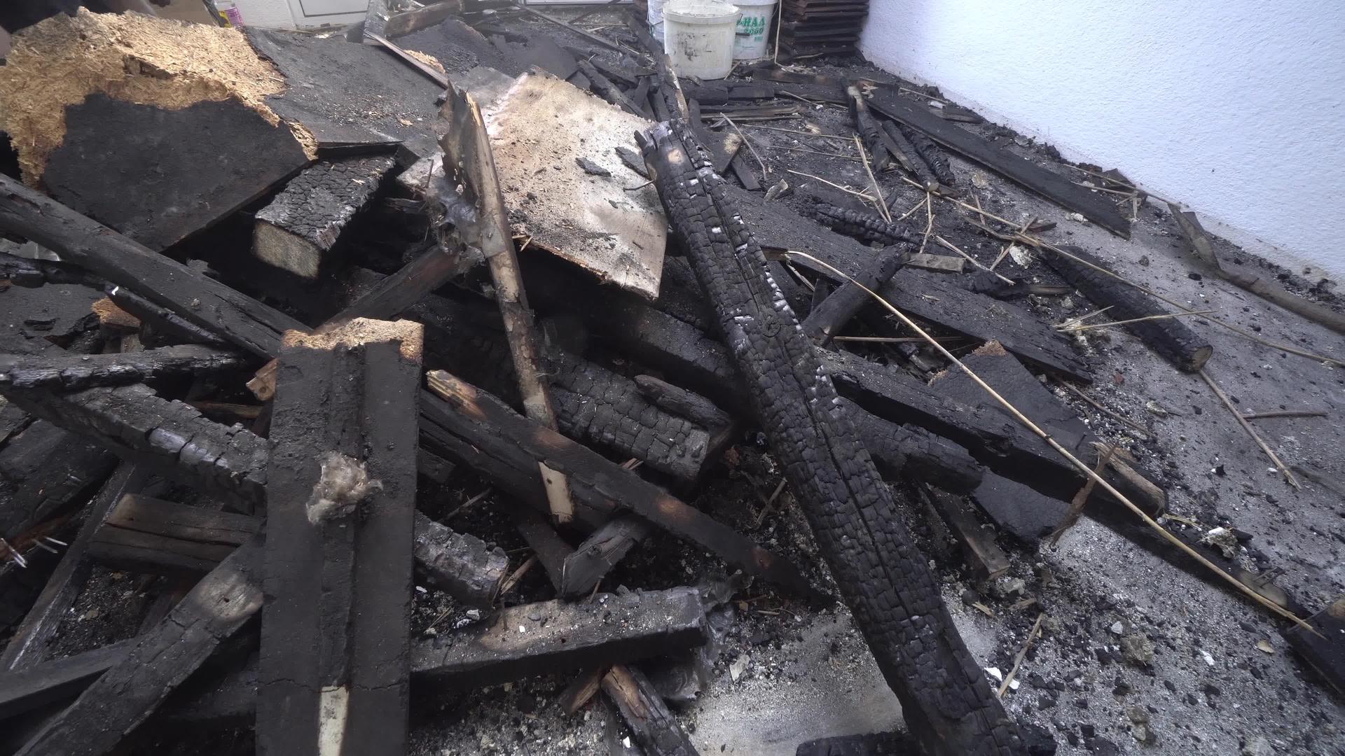 完全烧毁的房子的木门被烧毁了视频的预览图