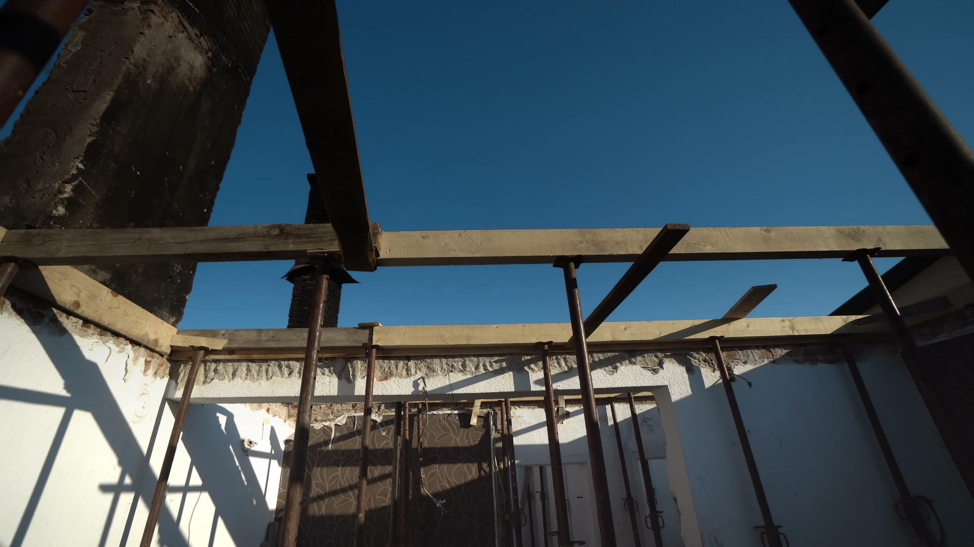 重建房屋建造烧焦房屋木工建筑工程视频的预览图