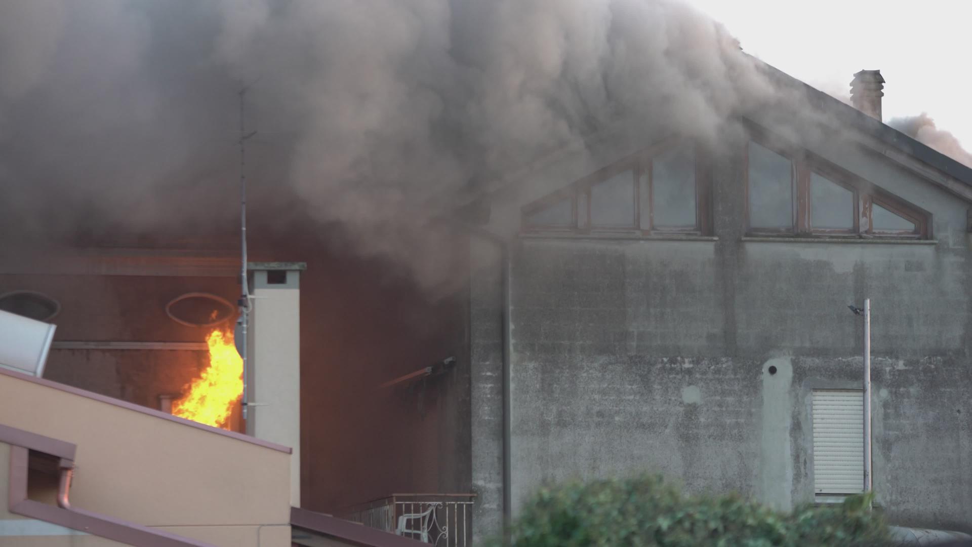 焚烧房屋细节4视频的预览图