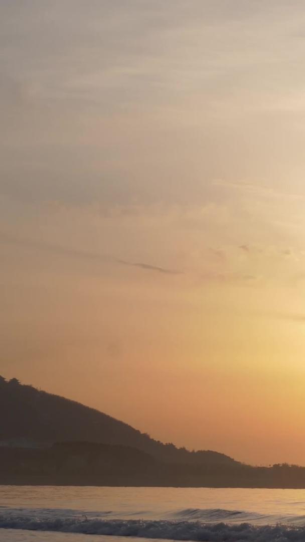 清晨的海边日出和青岛石老人沙滩视频的预览图