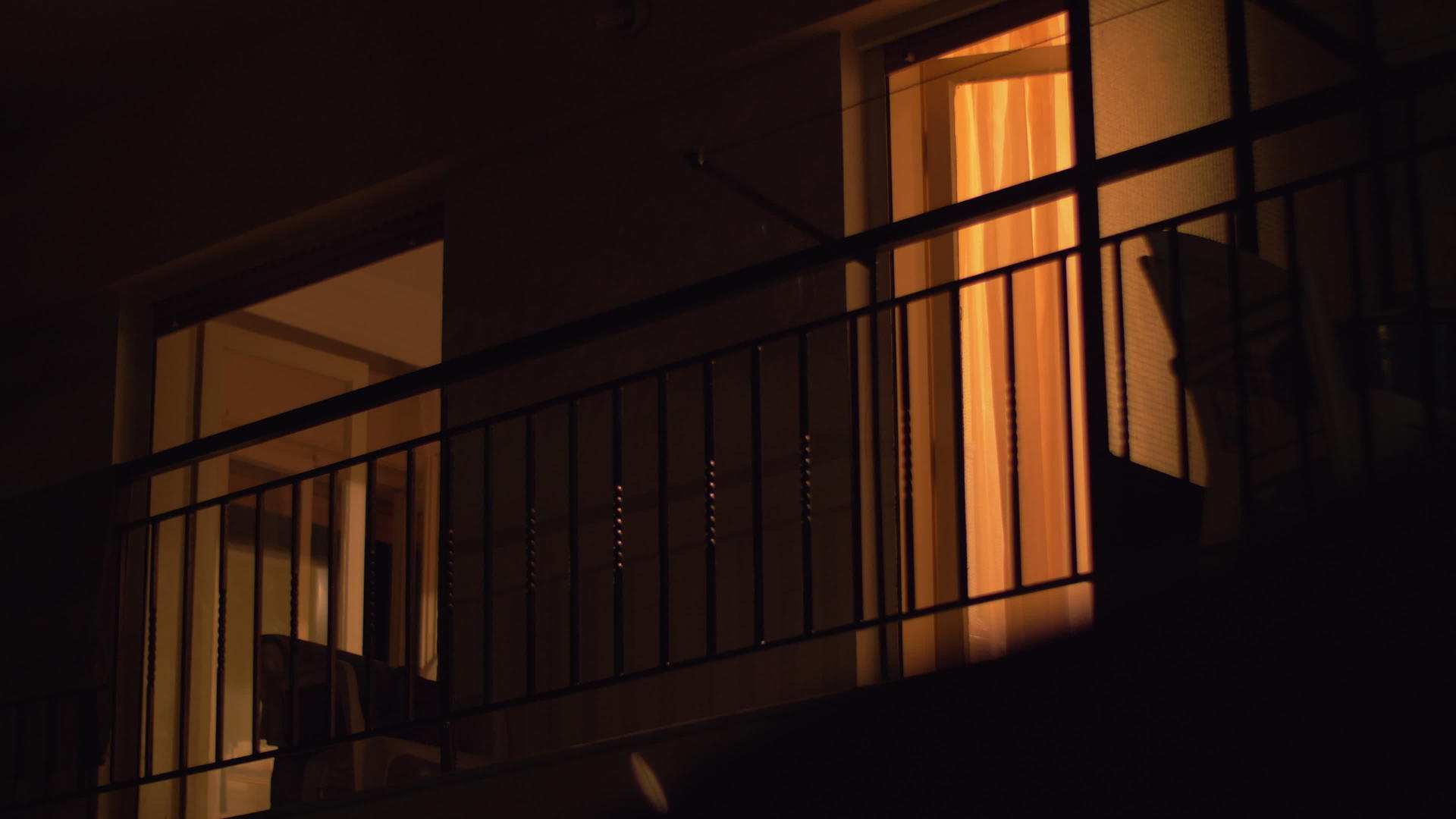 夜间开门的家庭阳台视频的预览图