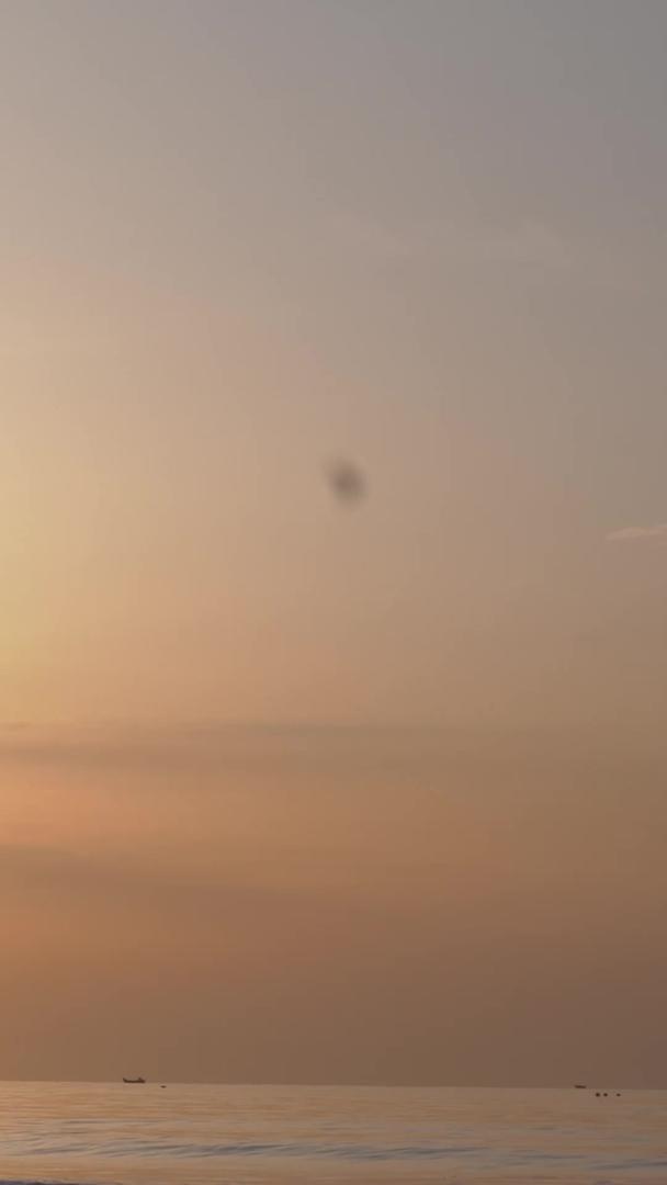 清晨的海边日出和青岛石老人沙滩视频的预览图