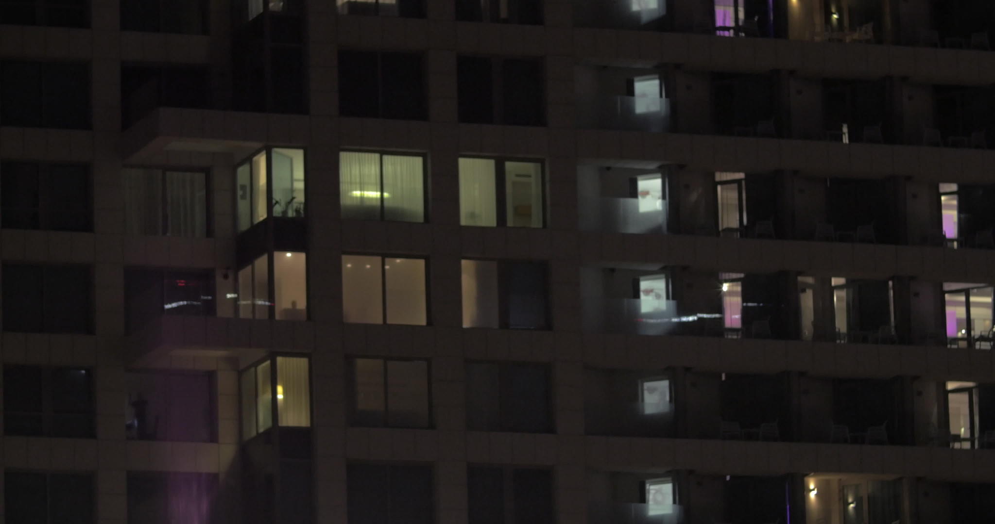 夜间高层酒店大楼视频的预览图