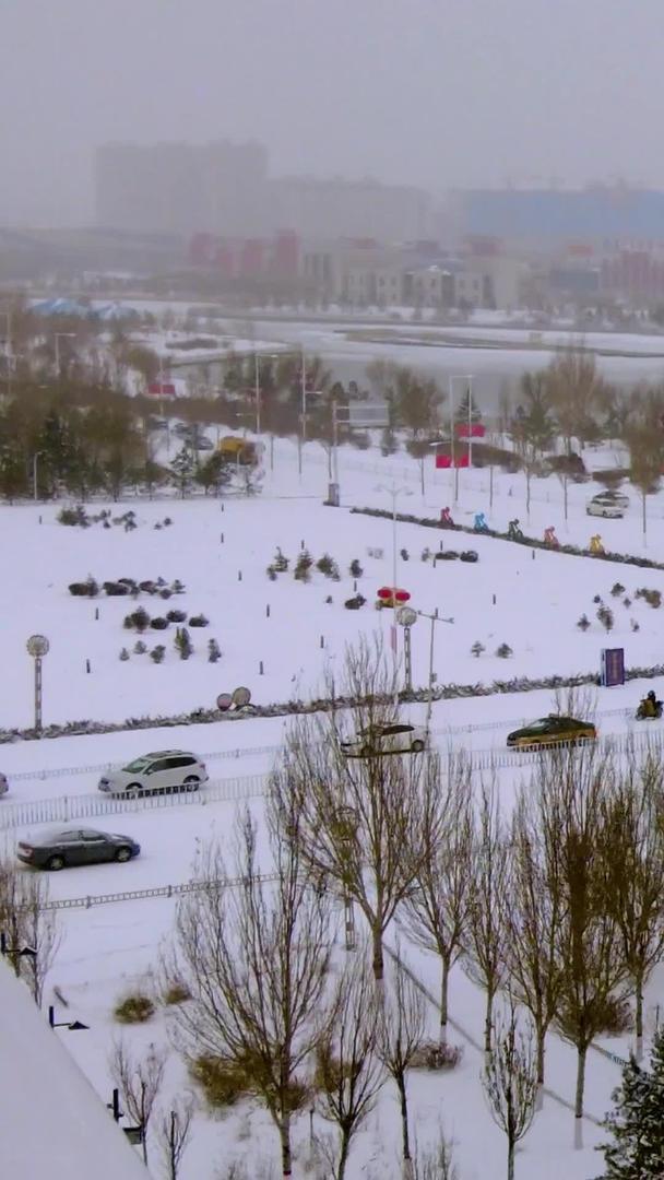北方城市的实拍降雪以及缓慢行驶的车流视频的预览图