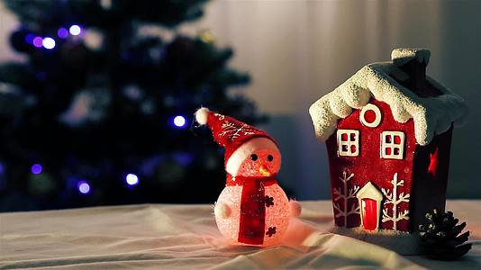 安排了雪人和红屋的圣诞节视频的预览图