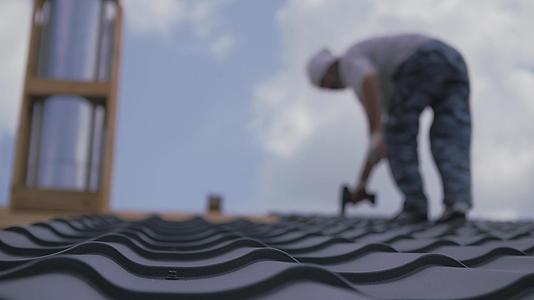 安装机将金属瓷砖打在屋顶箱上屋顶施工正常视频的预览图