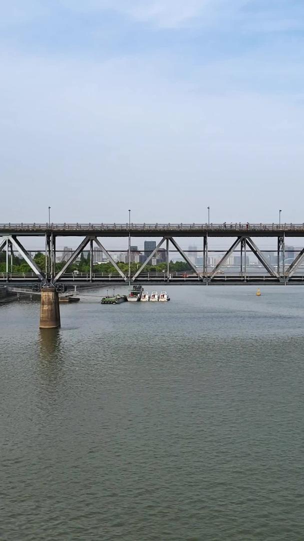 杭州非遗钱江大桥杭州城市天际线视频的预览图