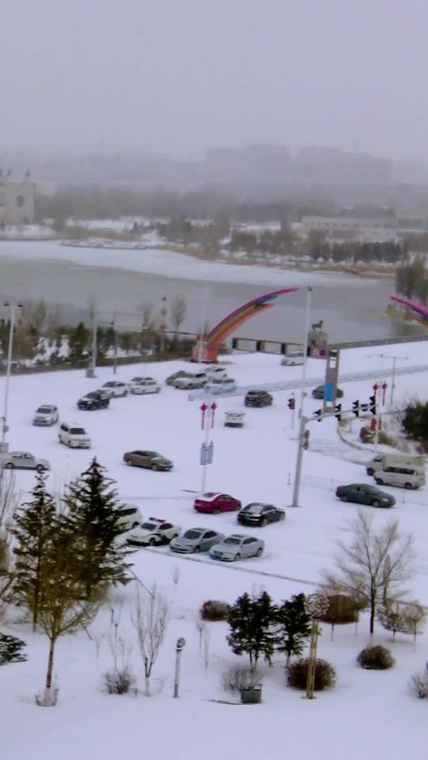 北方城市的实拍降雪以及缓慢行驶的车流视频的预览图