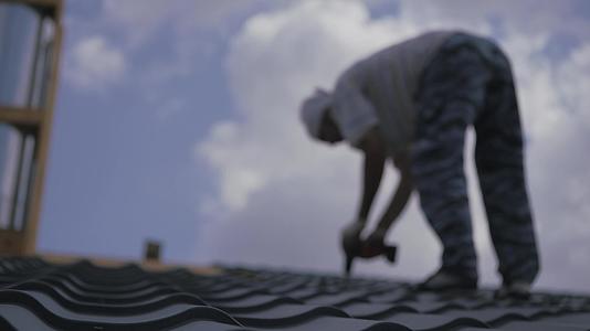 安装机器将瓷砖打在屋顶上视频的预览图