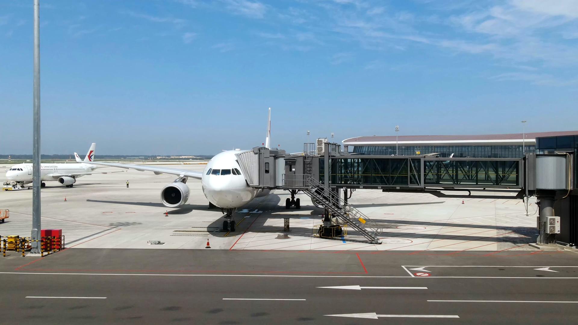 8K繁忙的北京大兴国际机场视频素材视频的预览图
