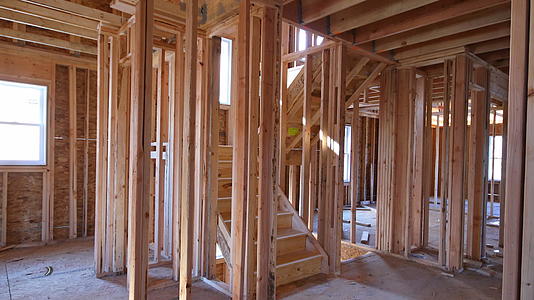 建造未完工的木制建筑或正在建造的房屋视频的预览图
