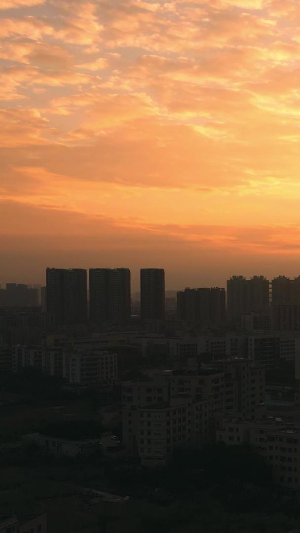 航拍城市剪影夕阳火烧云视频素材视频的预览图