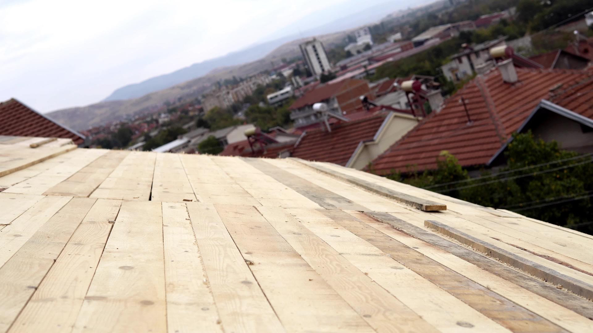 家庭建筑屋顶木匠建筑视频的预览图