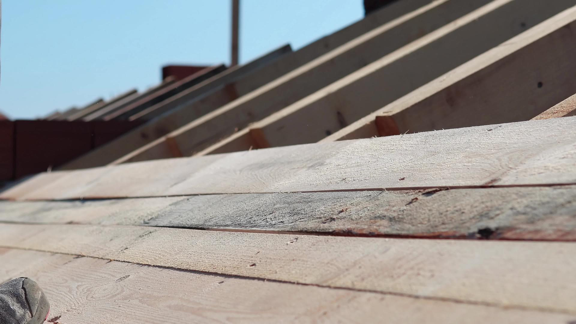 屋顶屋顶坐椅在建筑屋顶结构工作视频的预览图