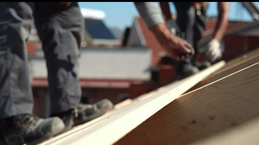 从事新型豪华住宅屋顶盖屋顶的施工队人员视频的预览图