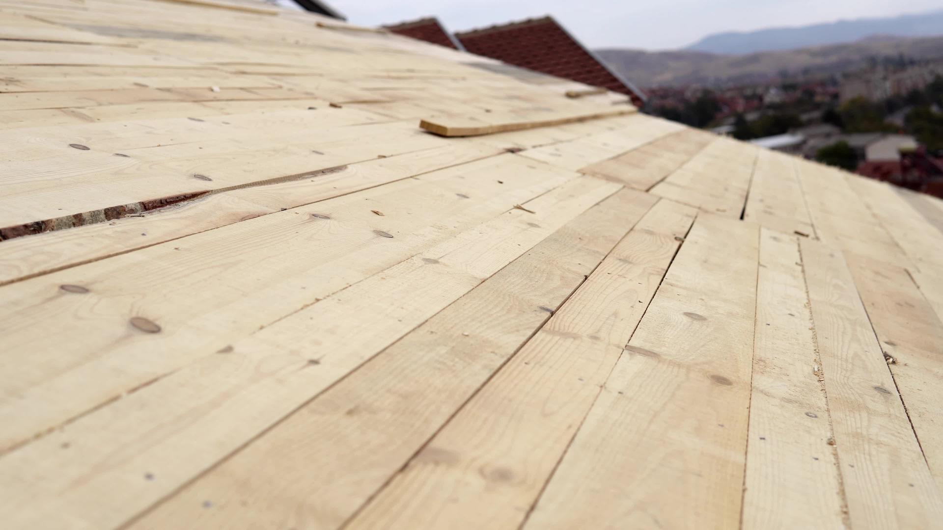 屋顶上的木松骨架视频的预览图