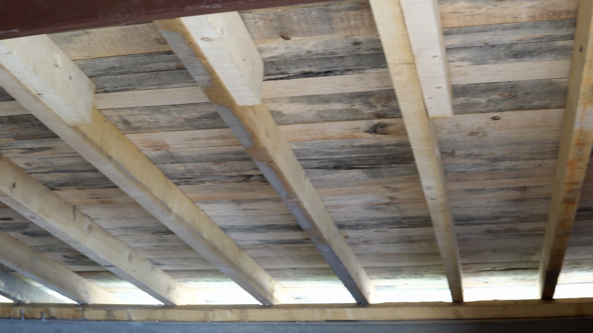 建造住宅的木屋顶视频的预览图