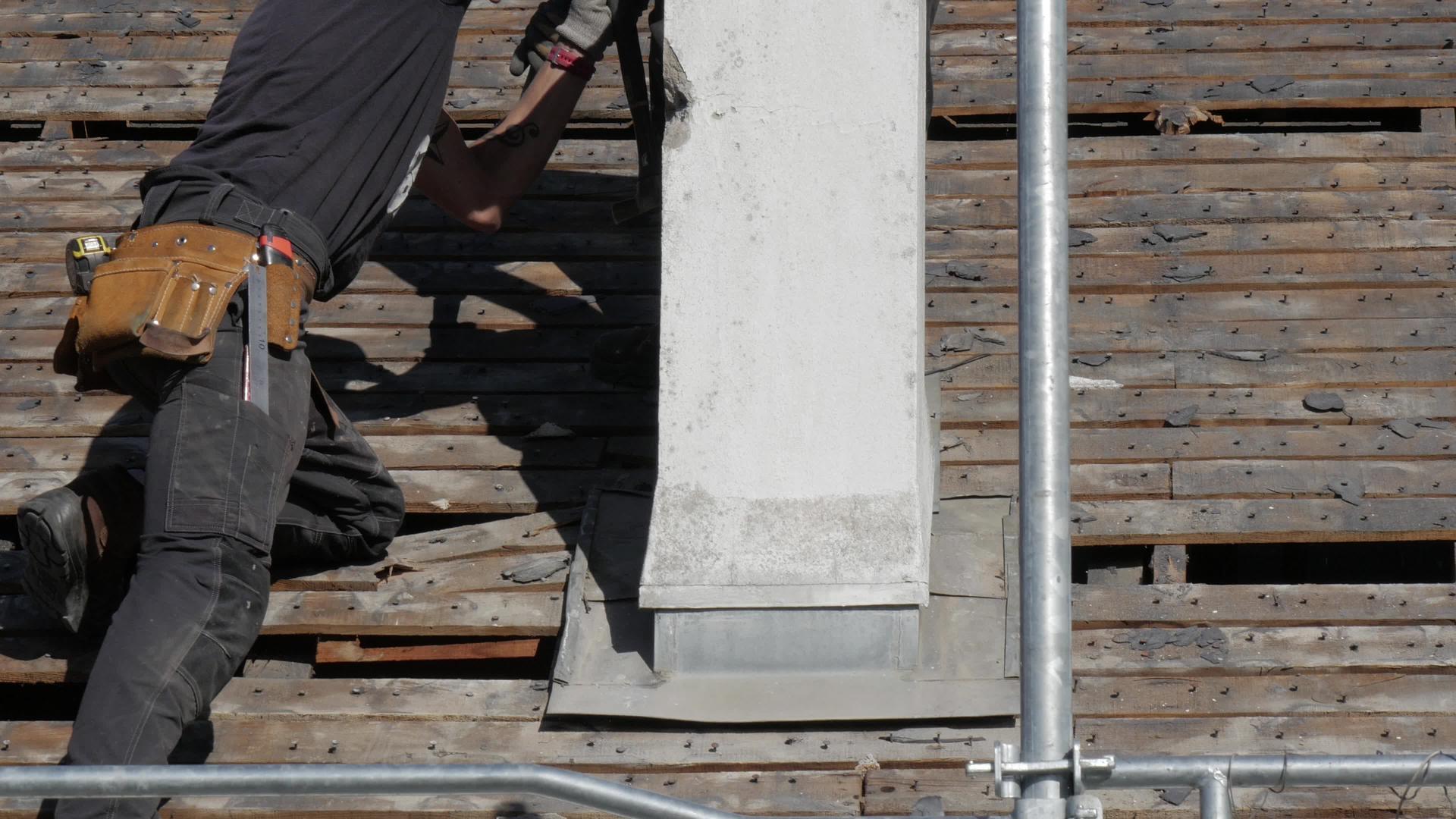 两个木匠在屋顶上工作视频的预览图