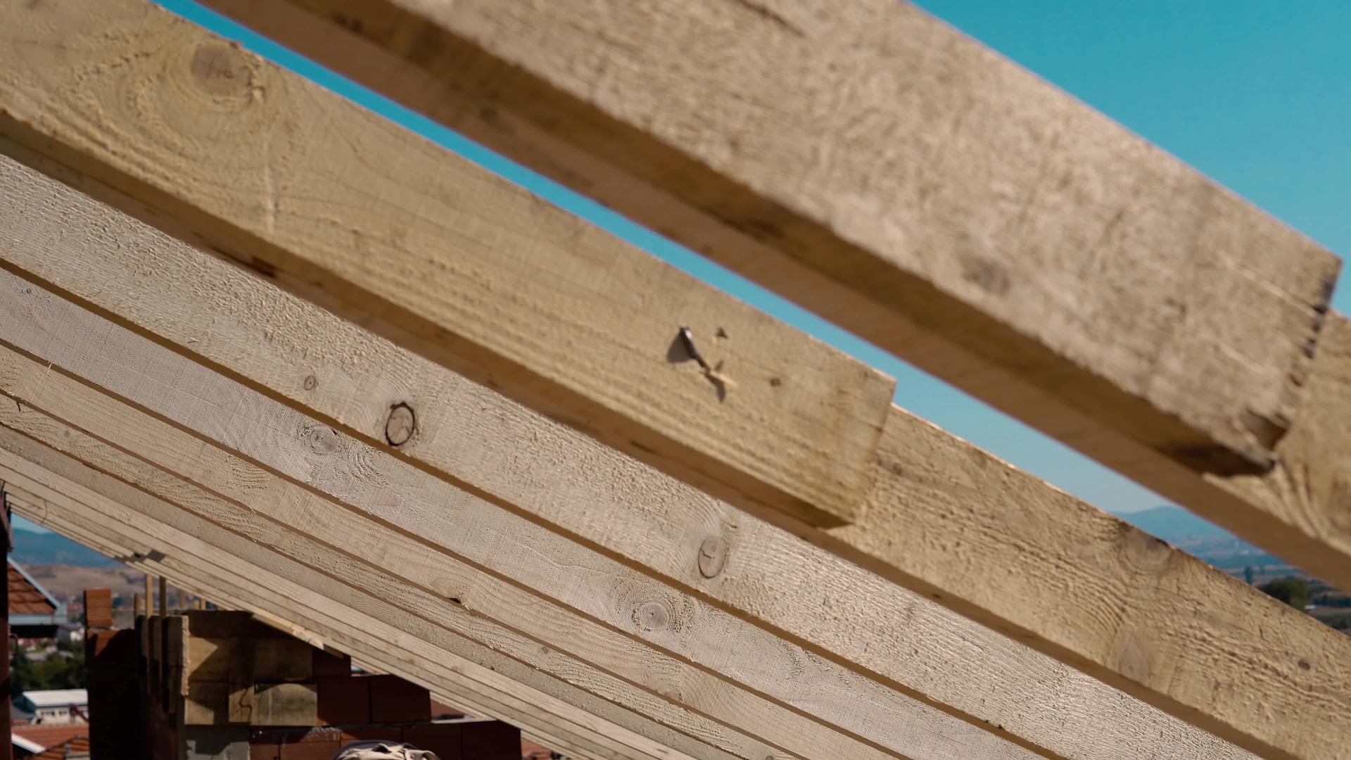 屋顶木松骨架和蓝天建筑视频的预览图