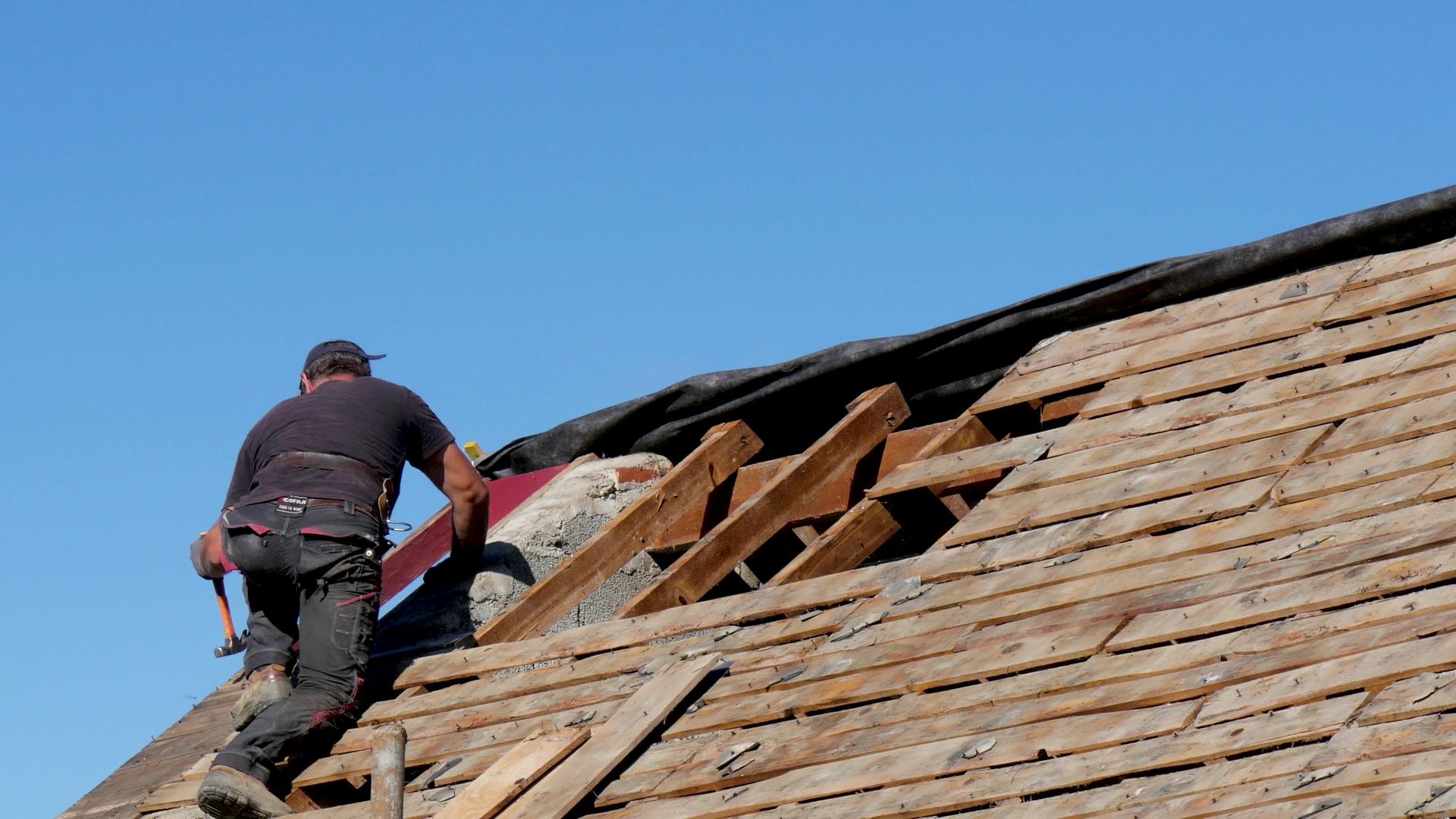 木匠在屋顶上工作视频的预览图
