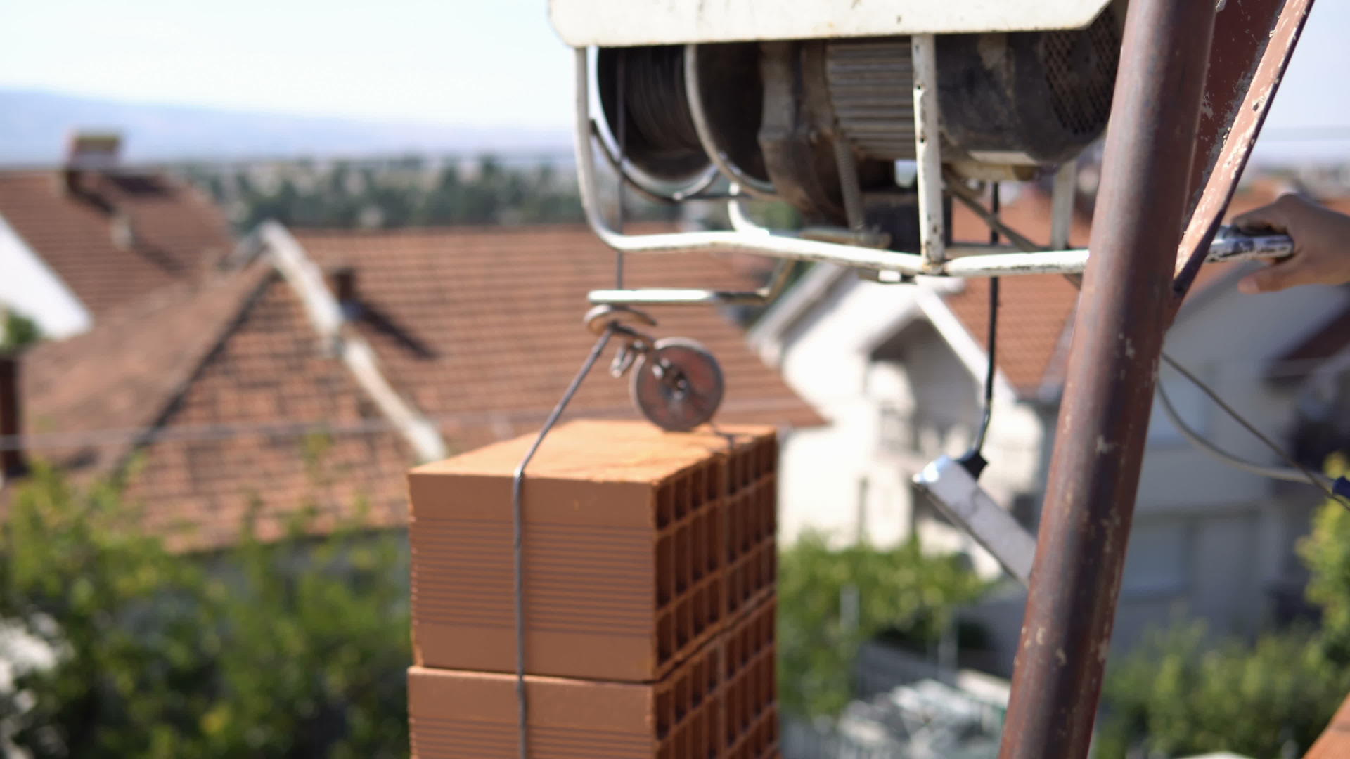 木匠将建筑构块材料抬到屋顶视频的预览图