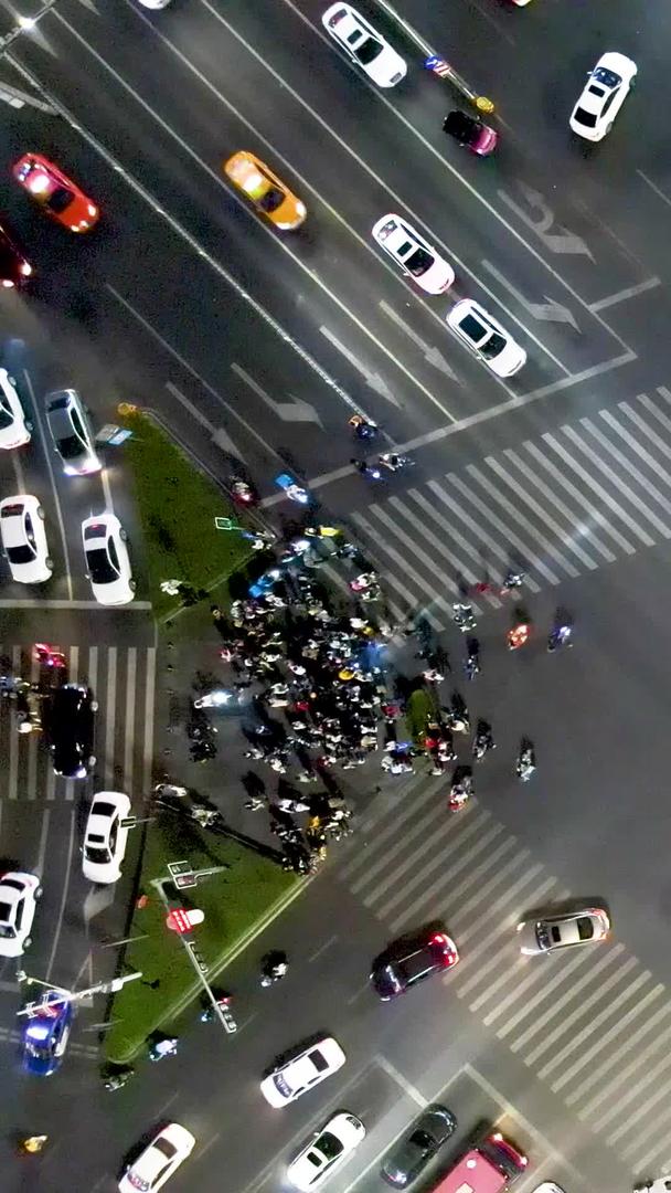 俯拍十字路交叉路繁忙车流人流夜景视频的预览图