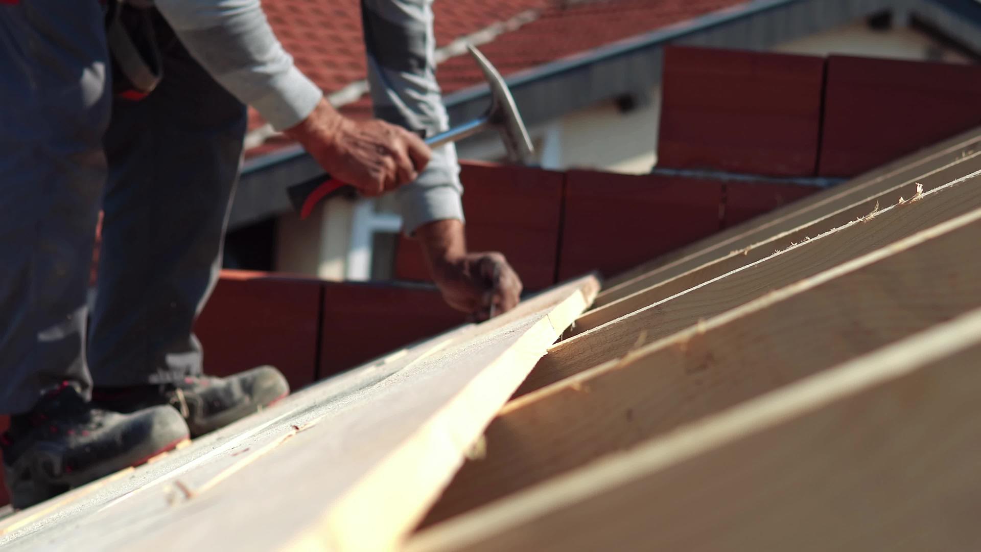 屋顶屋顶坐椅在建筑屋顶结构工作视频的预览图