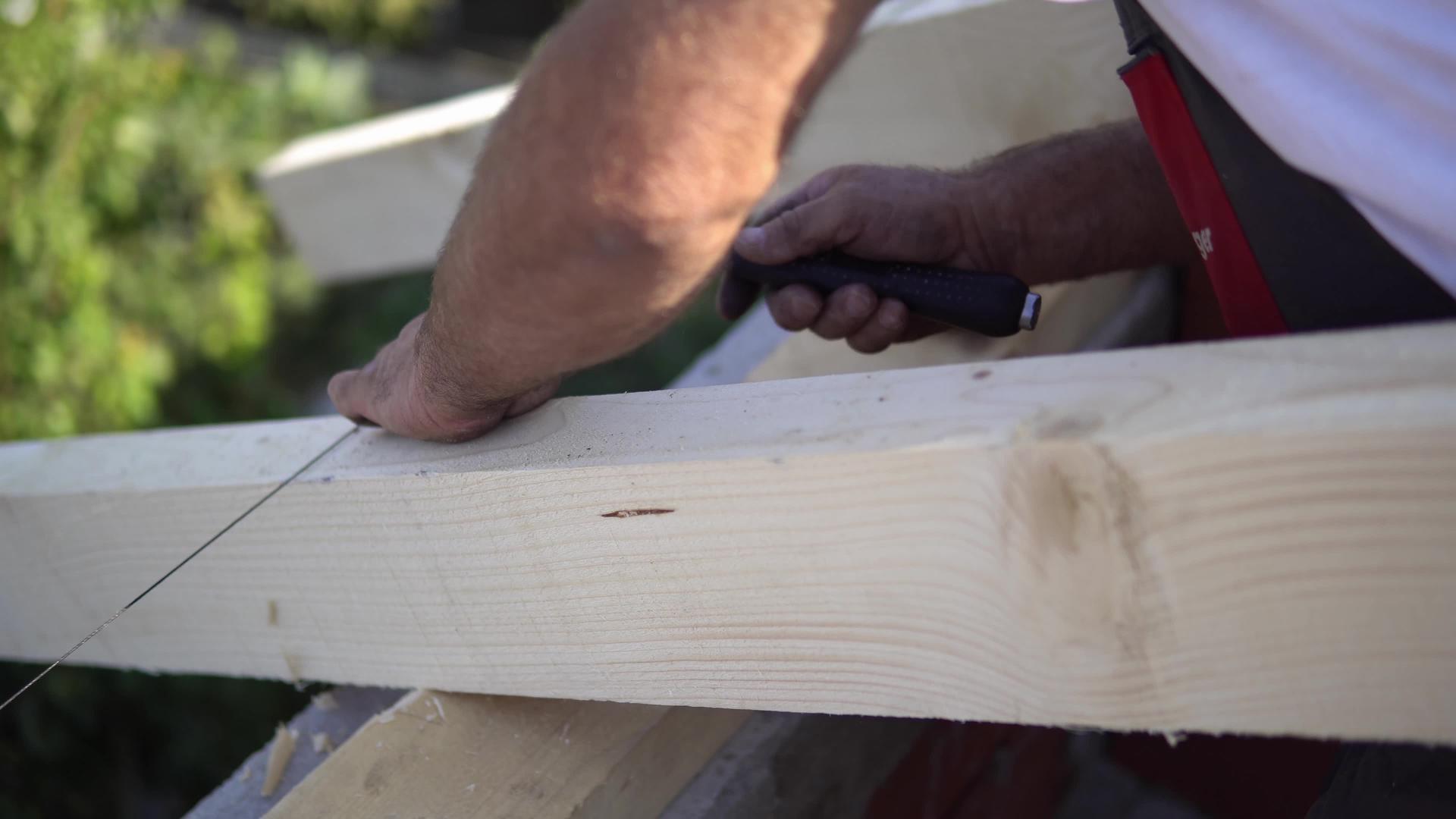 木屋顶建筑工程用锤子钉钉视频的预览图