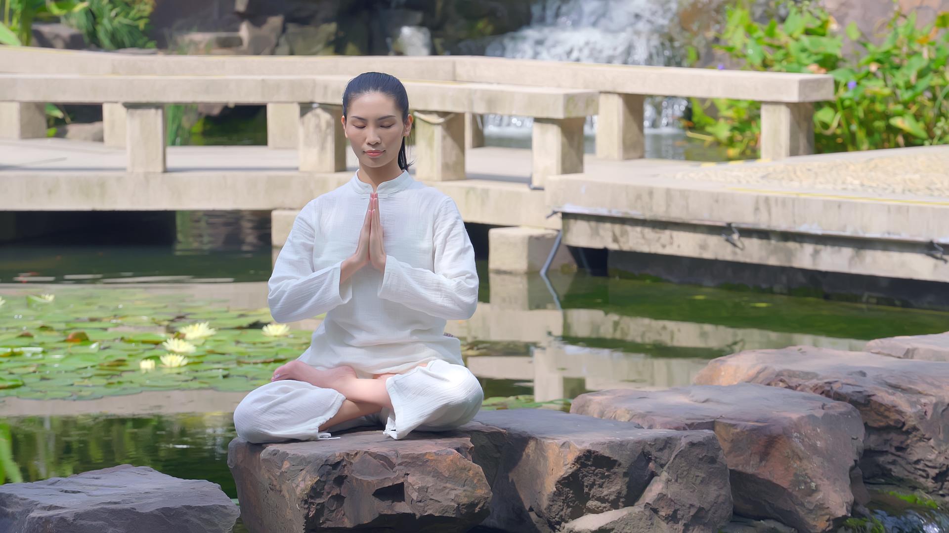 4K户外女性禅意瑜伽打坐视频的预览图