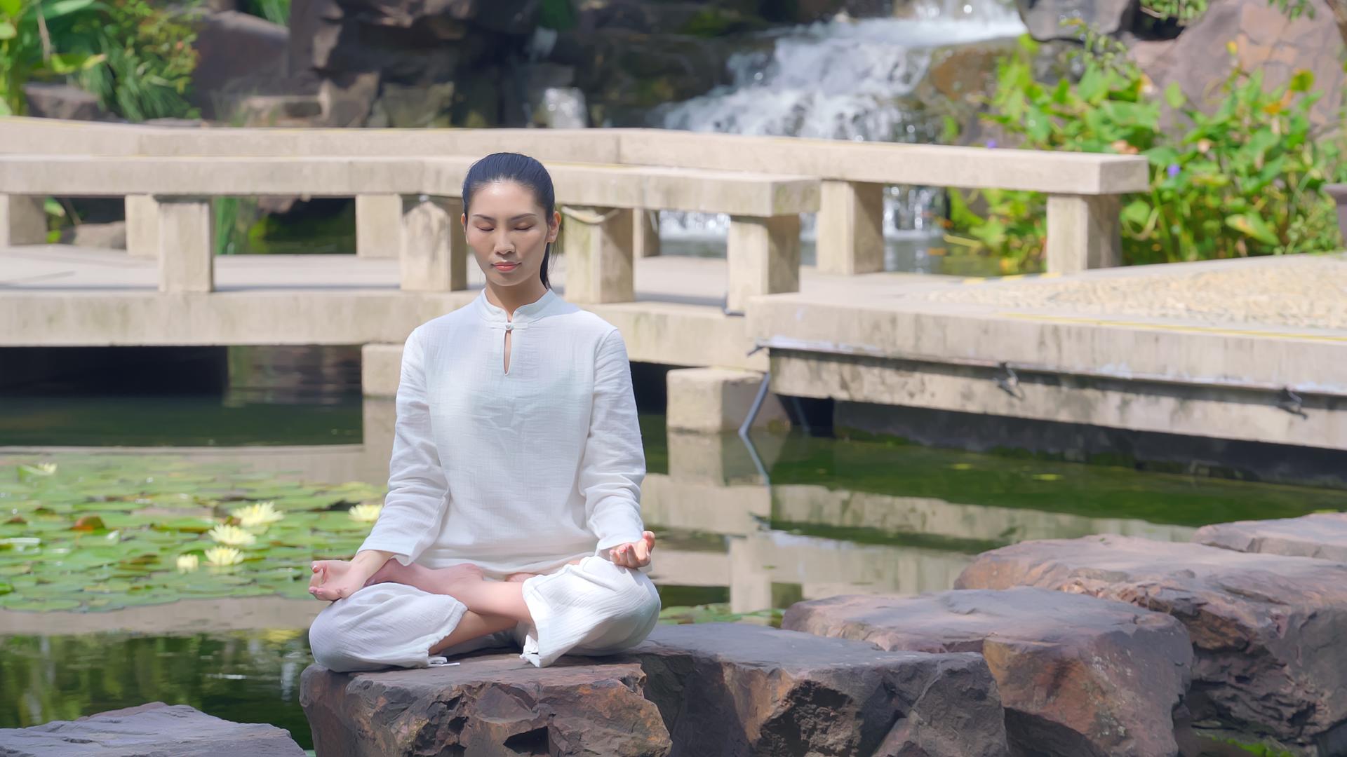 4k户外女性禅意瑜伽舒展身体素材模板下载 版权视频可商用 潮点视频
