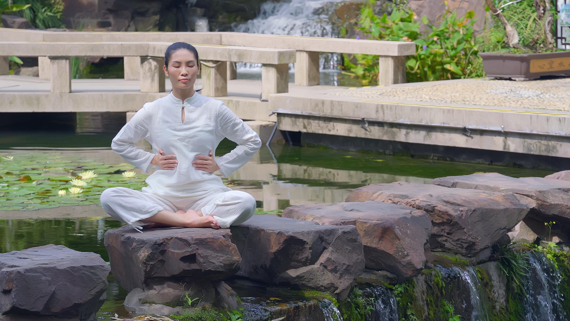 4K户外女性禅意瑜伽静坐呼吸吐纳视频的预览图